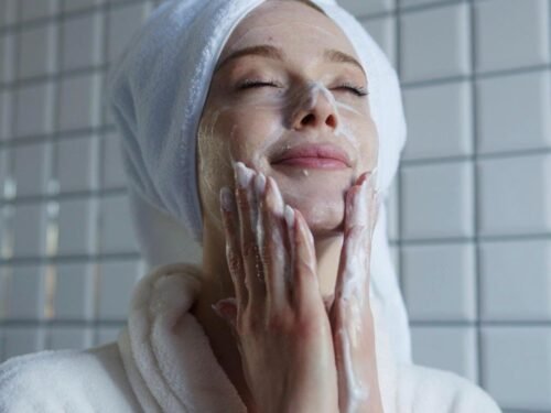 تنظيف البشرة باستخدام غسول للوجه تنظيف البشرة باستخدام غسول للوجه